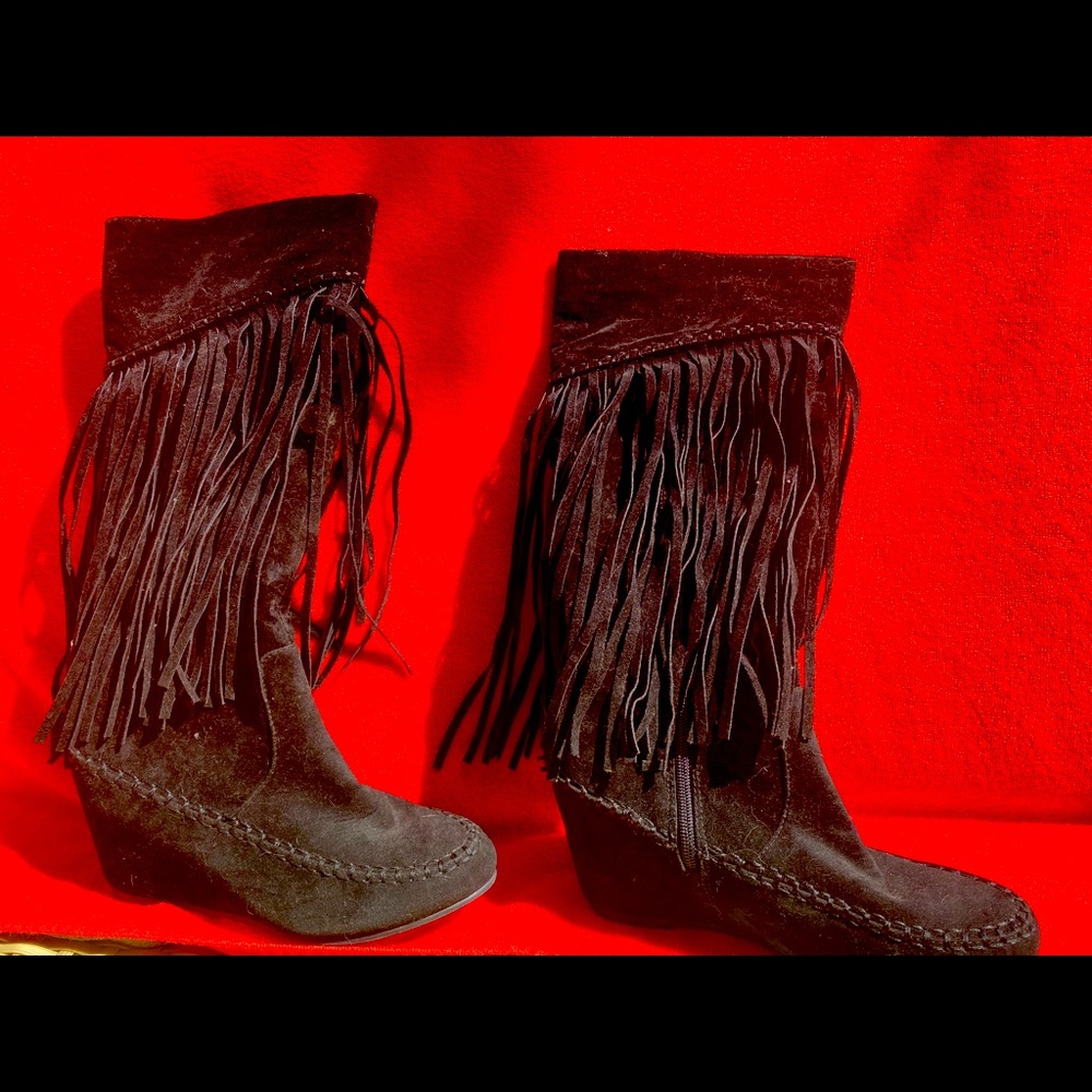 Black long fringe boots, wedge heel and zip on the side.